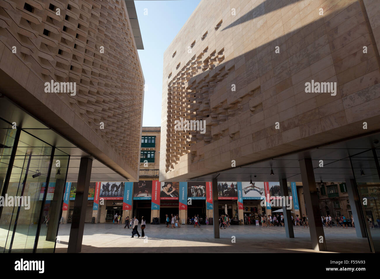 Les deux blocs angulaires du nouveau bâtiment du parlement à La Valette conçu et construit par le cabinet d'un Renzo Piano Banque D'Images