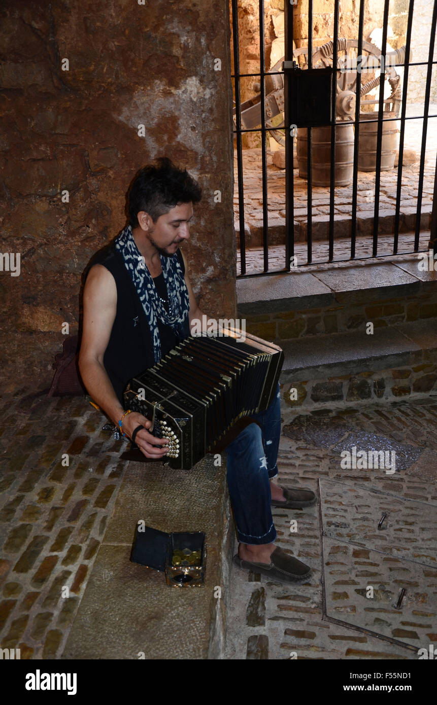 Joueur de bandonéon à Dalt Vila Ibiza Espagne Banque D'Images