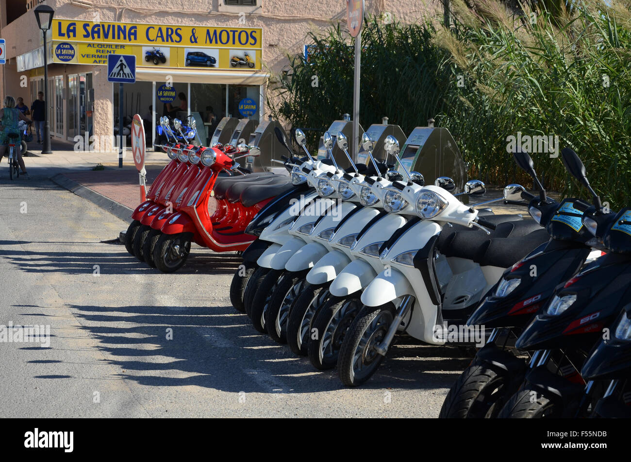 Gamme de scooters de location Formentera Ibiza, Espagne Banque D'Images
