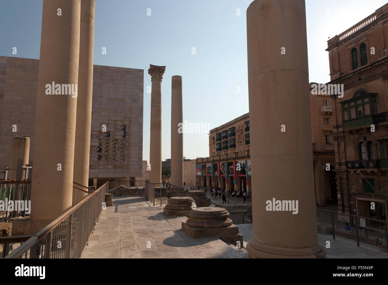 Colonnes de l'opéra et le parlement en ruine à l'landfront de Valletta reconfiguré par l'architecte Renzo Piano. Banque D'Images