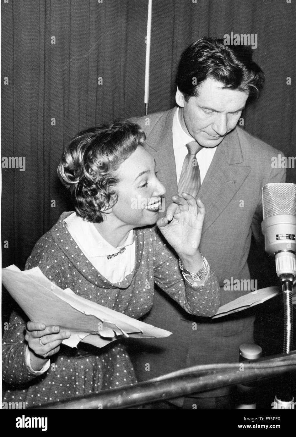 Deutsche Opernsängerin Anneliese Rothenberger mit dem Lenschau Hermann ...