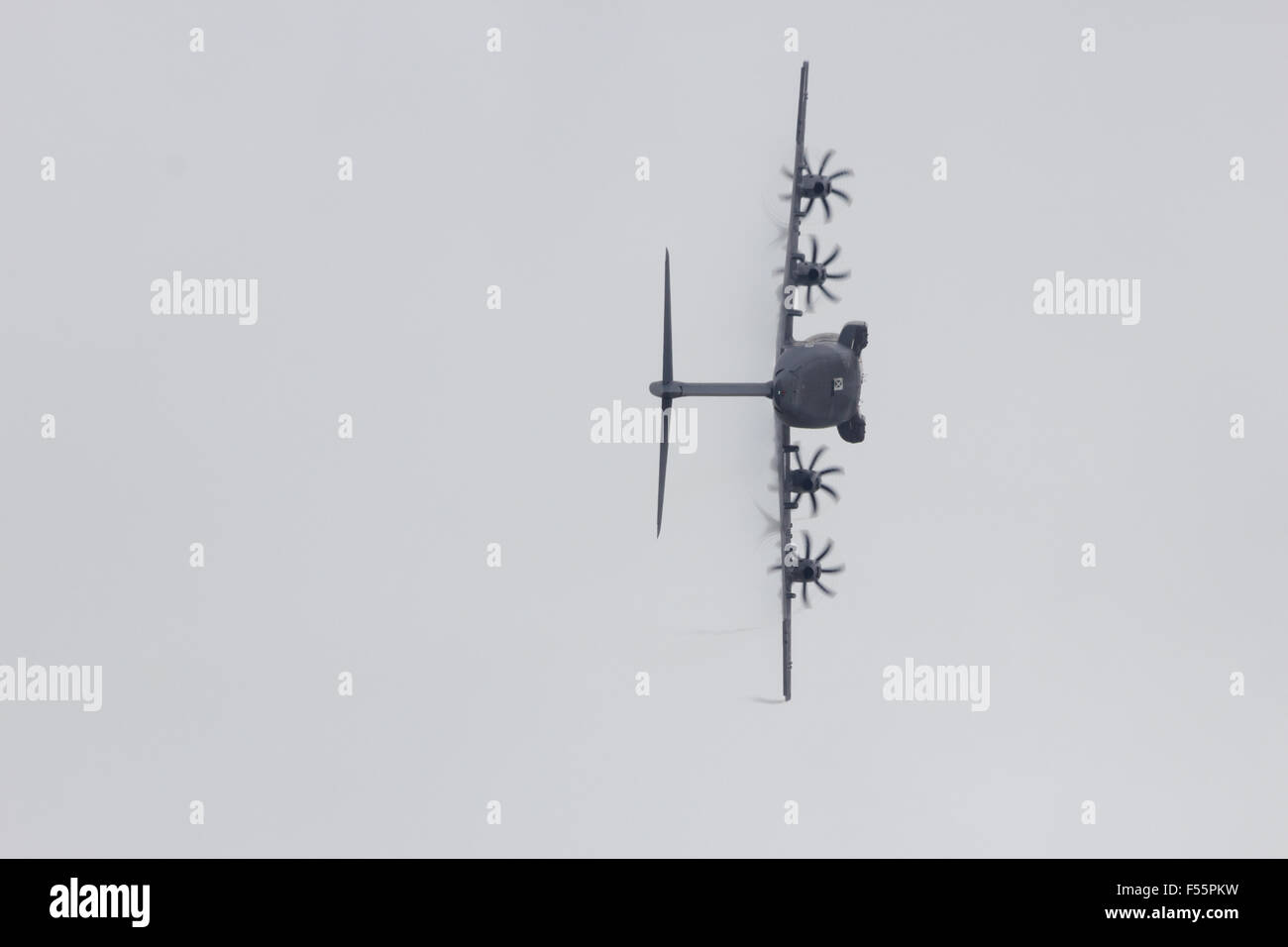 Airbus A400M, avion de transport militaire dans un virage serré. Le premier A400M a été livré à l'armée de l'Air Française Banque D'Images