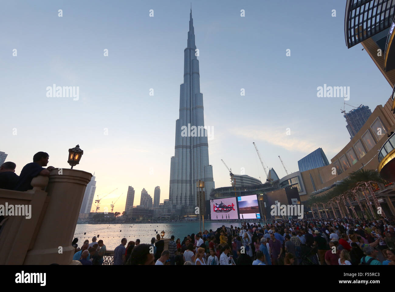 25.03.2015, Dubai, Dubaï, Émirats arabes unis - avec vue sur le Burj Khalifa la nuit. 00S150325D125CAROEX.JPG - pas à vendre dans la région de G E R M A N Y, A U S T R I A, S W I T Z E R L A N D [communiqué de modèle : Non,, des biens : non (c) agence photo caro / http://www.caro-images.pl, info@carofoto.pl Sorge, - en cas d'utilisation de la photo pour les non-fins journalistiques, veuillez contacter l'agence - l'image est l'objet d'image !] Banque D'Images