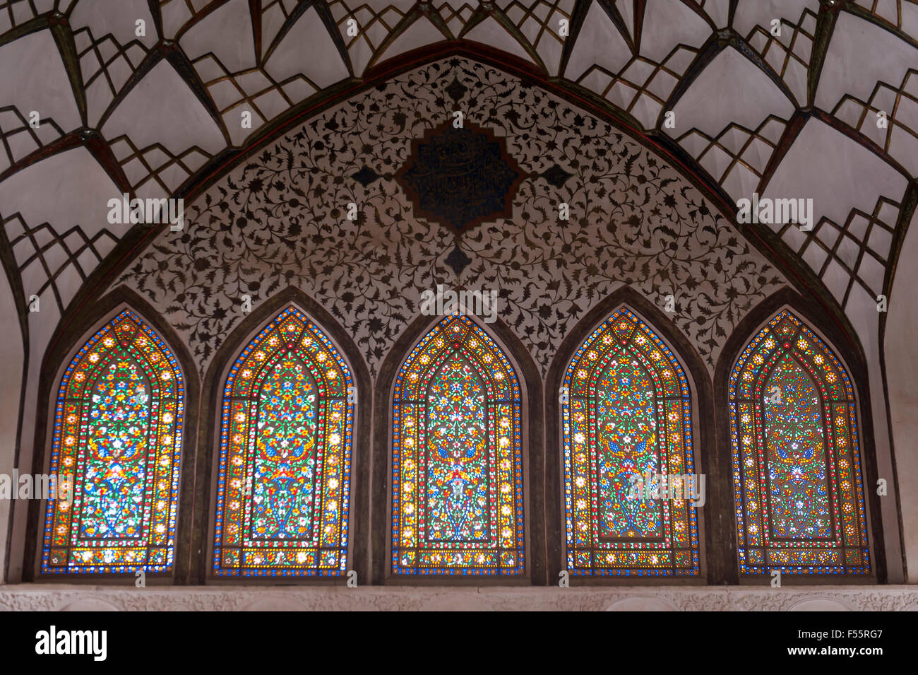 Fenêtres en verre coloré, Chane-ye Tabatabayi, ancien hôtel particulier, Kashan, Iran, province d'Ispahan Banque D'Images