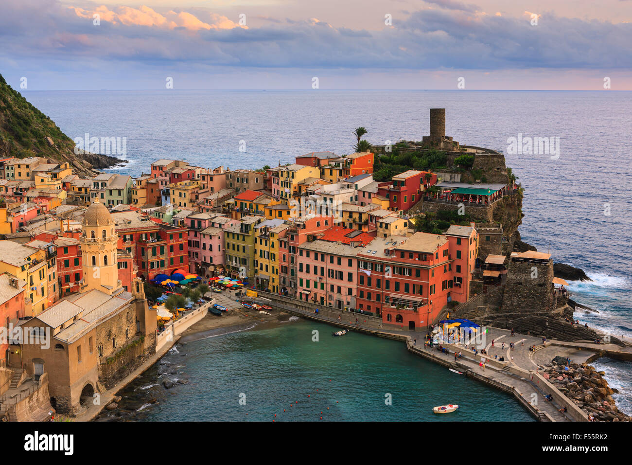 Vernazza (Latin : Vulnetia) est une commune française, située dans la province de La Spezia, Ligurie, dans le nord-ouest de l'Italie. Banque D'Images