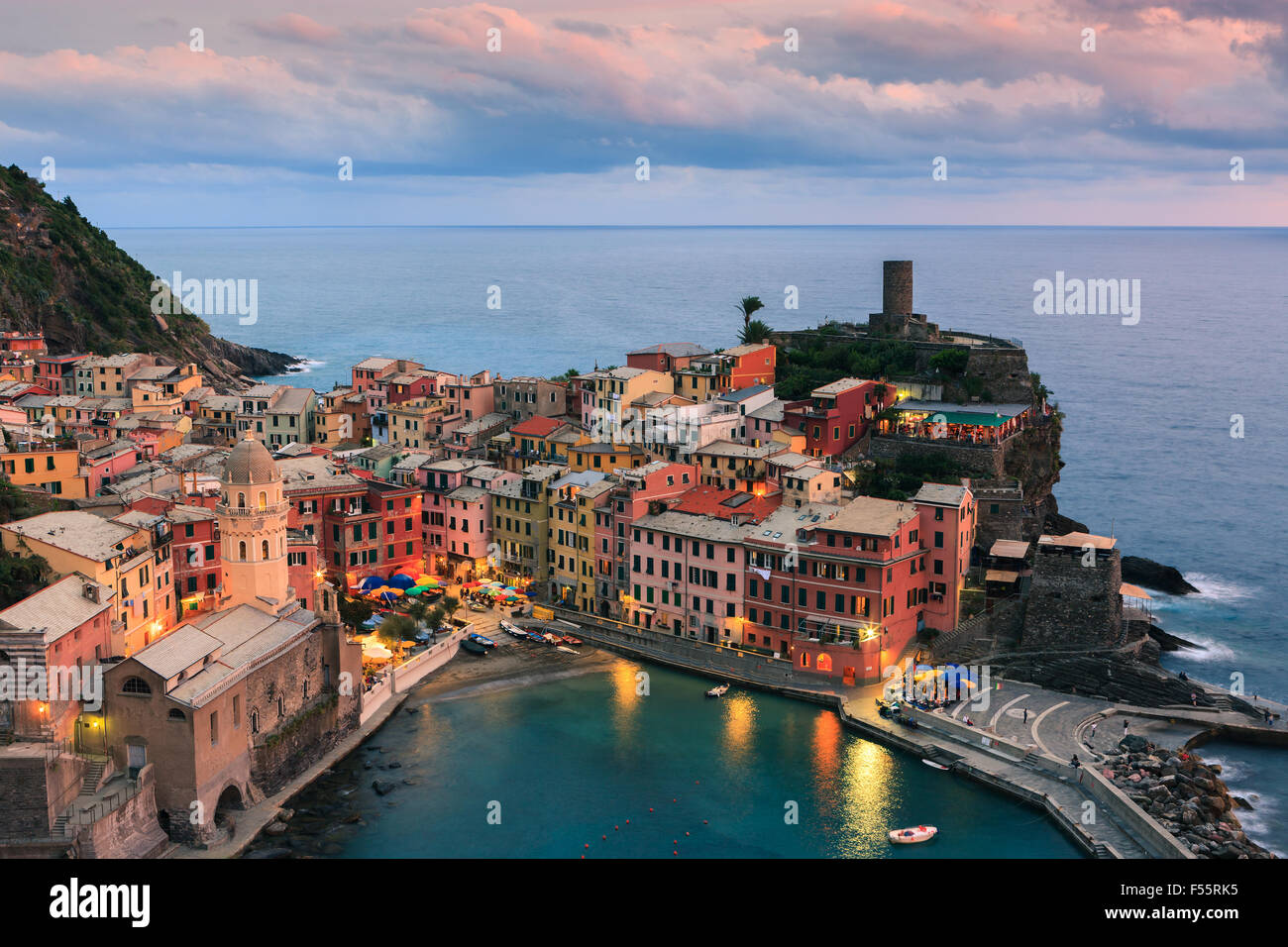 Vernazza (Latin : Vulnetia) est une commune française, située dans la province de La Spezia, Ligurie, dans le nord-ouest de l'Italie. Banque D'Images