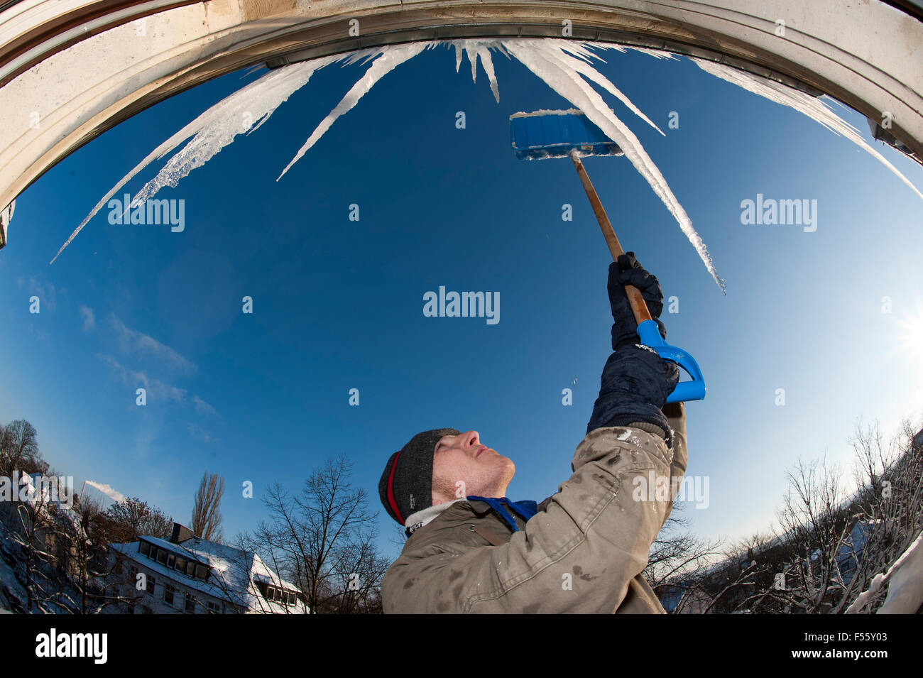 16.12.2010, Chemnitz, Saxe, Allemagne - glaçons dangereux sur une façade de maison résidentielle. Un homme tente d'éliminer les masses de neige et de glaçons à partir d'un balcon d'un appartement loué. 0UX101216D309CAROEX.JPG - pas à vendre dans la région de G E R M A N Y, A U S T R I A, S W I T Z E R L A N D [communiqué de modèle : Non, des biens : non (c) agence photo caro / http://www.caro-images.pl, info@carofoto.pl Dahl, - en cas d'utilisation de la photo pour les non-fins journalistiques, veuillez contacter l'agence - l'image est l'objet d'image !] Banque D'Images