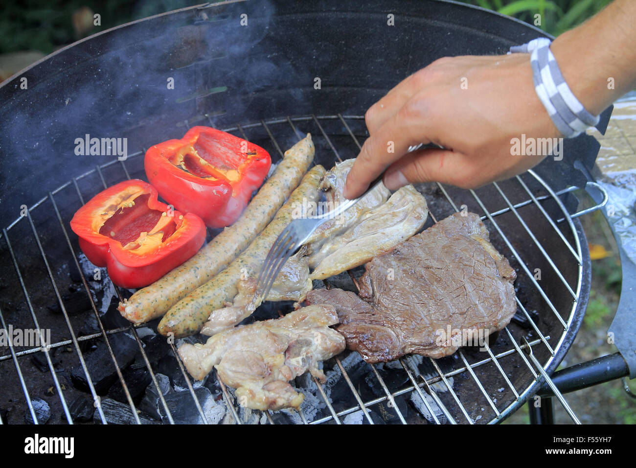 Barbecue, viande et charcuterie charbon Banque D'Images