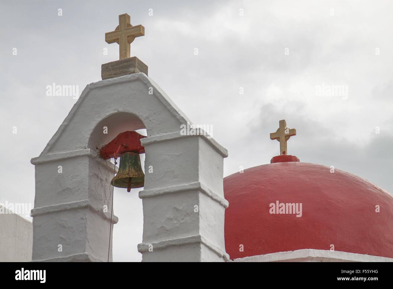 Détail de l'église avec dôme rouge à Mykonos, Grèce. Banque D'Images