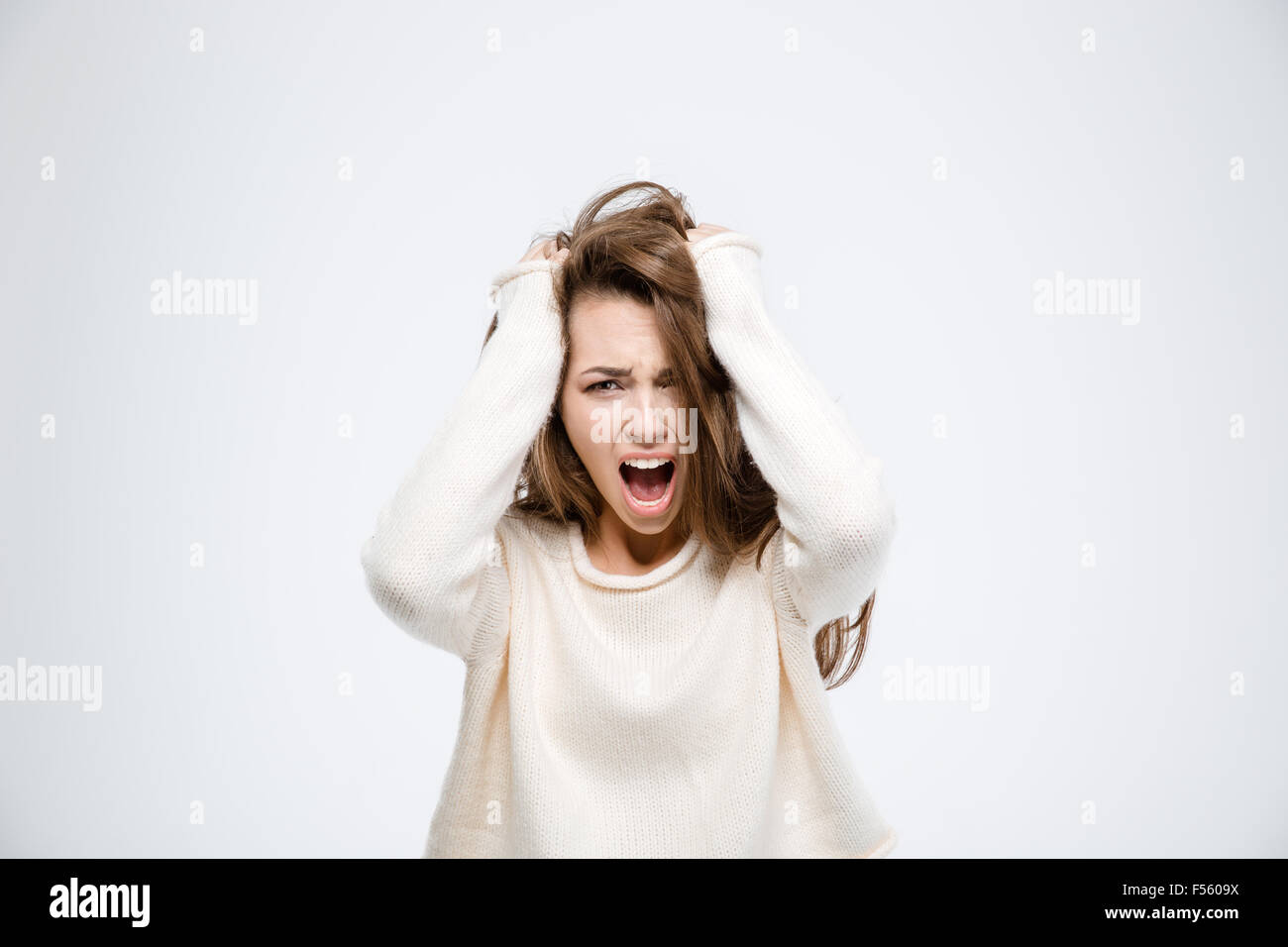 Portrait d'une jeune femme criant isolé sur fond blanc Banque D'Images