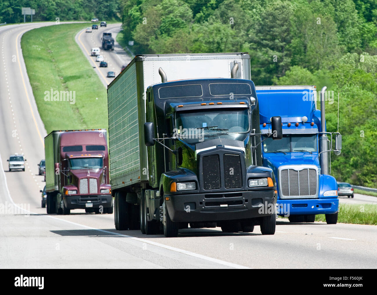 Trois gros camions sur l'autoroute Banque D'Images