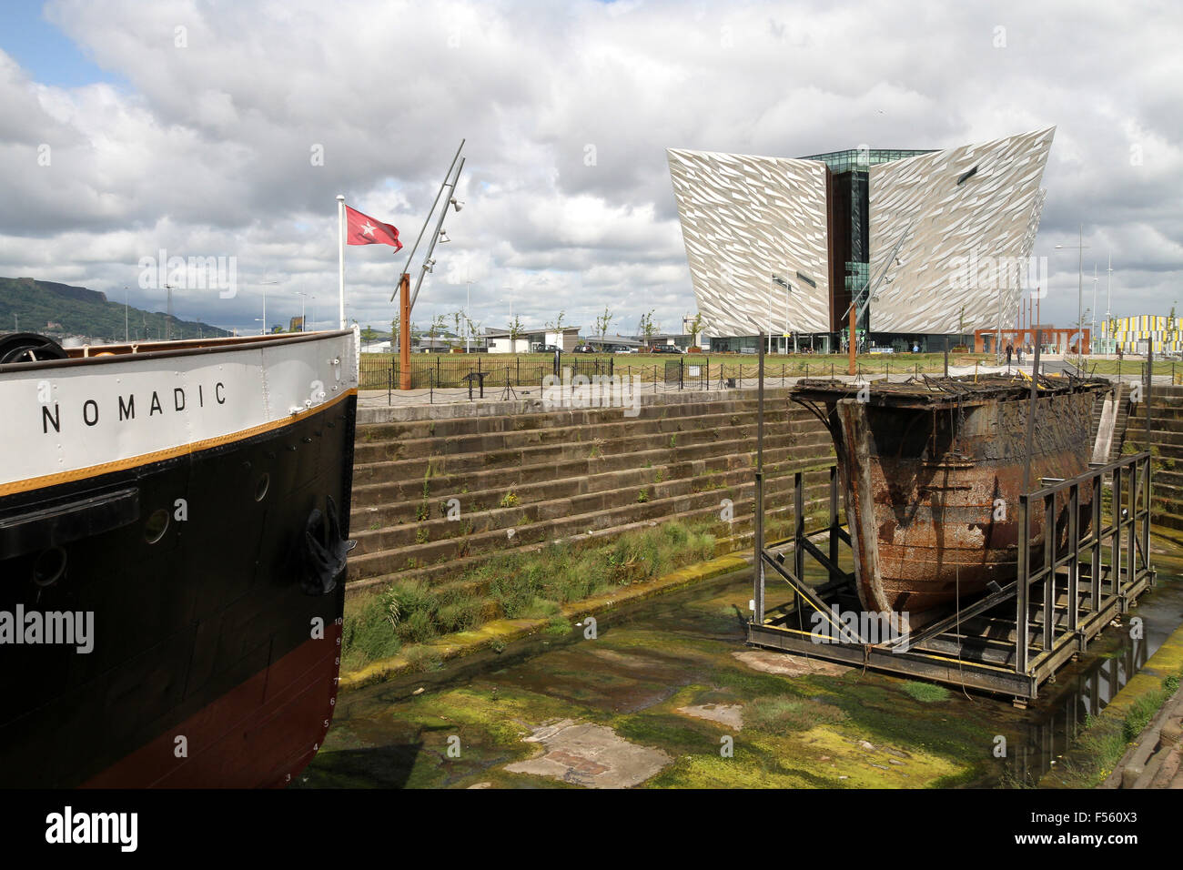 Le SS Nomadic à Hamilton, Dock avec le Titanic Belfast Centre des visiteurs à l'arrière-plan. Banque D'Images