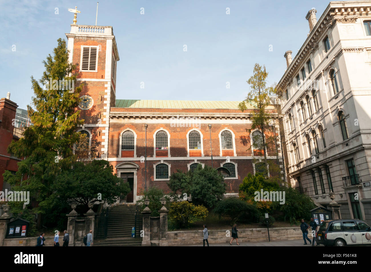 L'église troglodyte de saint André-par-le-armoire dans la ville de Londres. Banque D'Images
