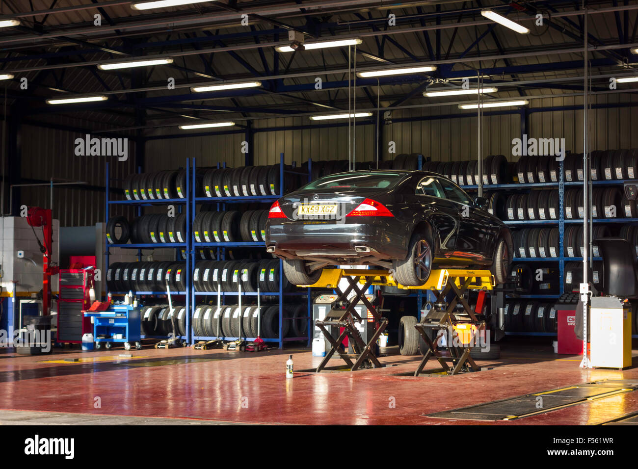 Kwik Fit et des pneus de véhicule automobile, réparation et installation de remplacement d'échappement Banque D'Images