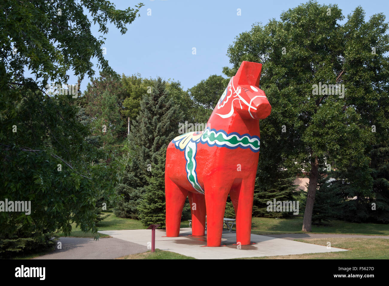 Un grand cheval Dal, le symbole de la Suède, ajoute une touche de couleur à Scandinavian Heritage Park à Minot, Dakota du Nord. Banque D'Images