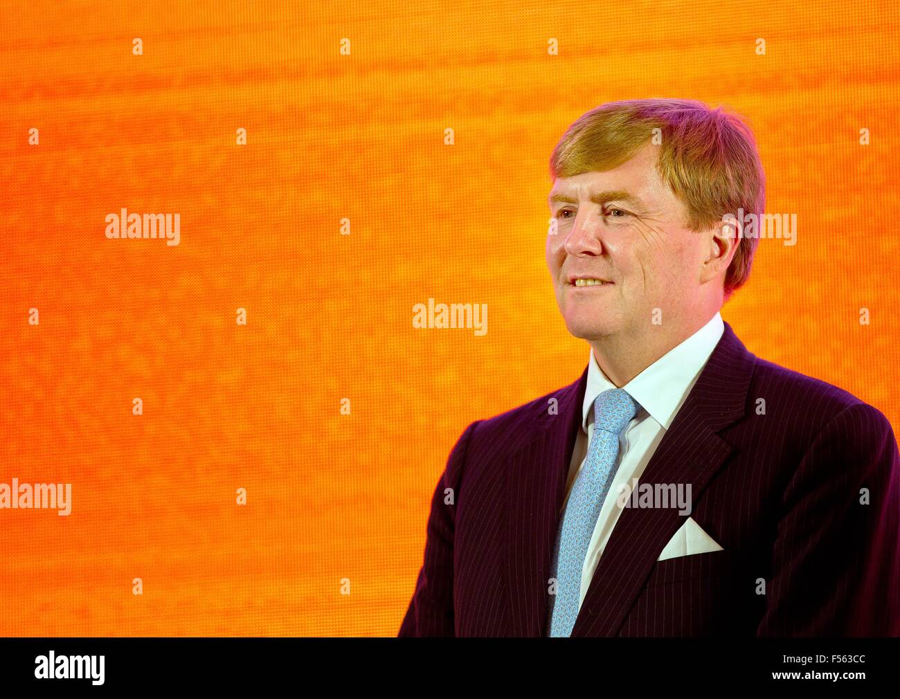 Shanghai, 28-10-2015 SM le Roi Willem-Alexander visite à la Zone de libre-échange SM la Reine Máxima n'est pas présente, elle a une infection rénale et est de retour dans les Pays-Bas 4ème jour de la visite d'Etat de S.M. le Roi Willem-Alexander en Chine du dimanche 25 octobre - Jeudi, Octobre 29, 2015 PRE/Albert Nieboer/Pays-Bas OUT -AUCUN SERVICE DE FIL- Banque D'Images