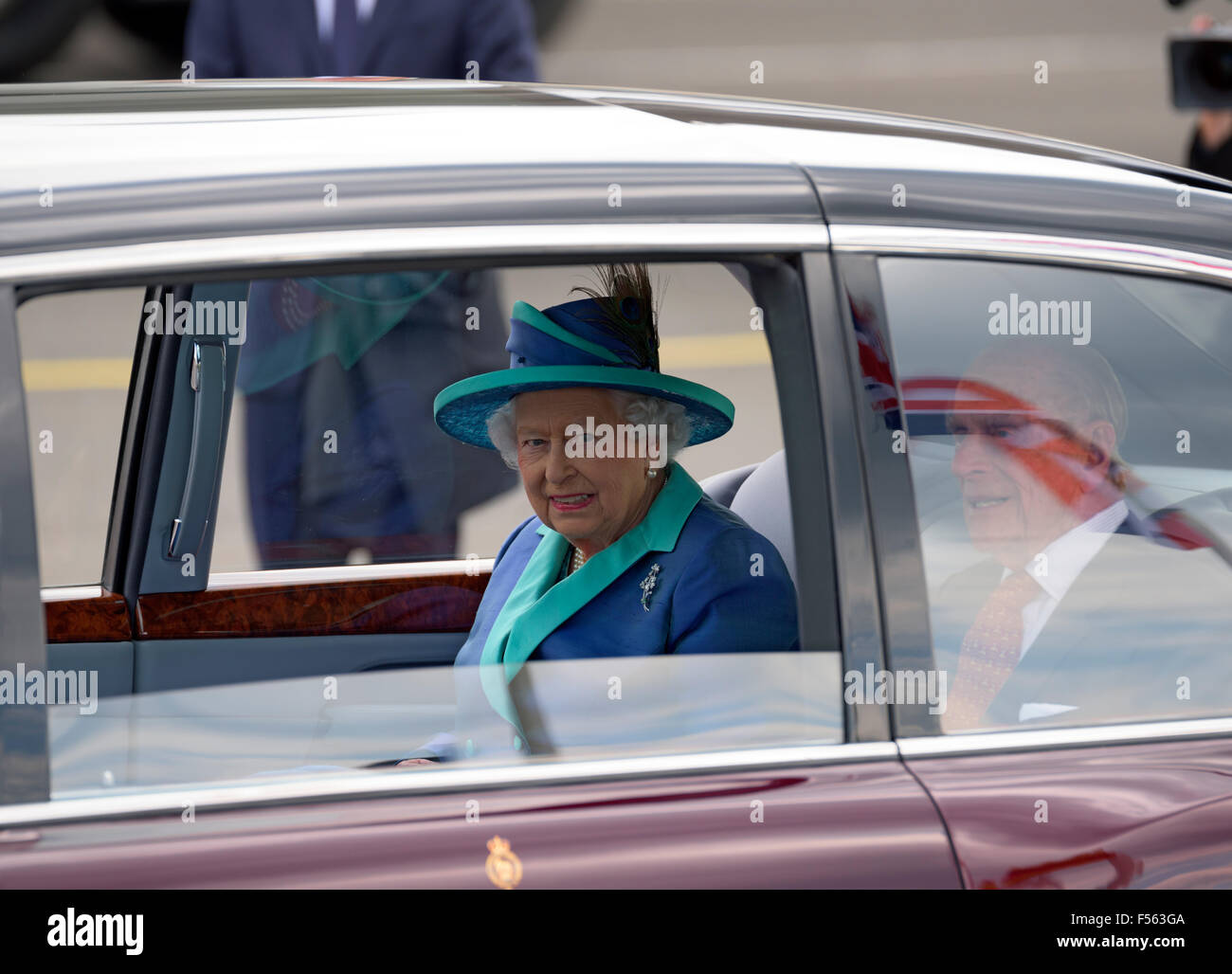 25.06.2015, Berlin, Allemagne - Berlin-Tegel Airport North (unité militaire), en provenance de Francfort / Main, la reine Elizabeth II. (89, né le 21 avril 1926) avec son mari Son Altesse Royale (SAR) le Prince Philip (94), Duc d'Édimbourg, en Allemagne. Le bordeaux rouge Bentley State Limousine, l'organe souverain de la reine britannique est préparé avec un coussin de siège de sorte que le 1,63 mètres mesurés à la Reine n'est pas moins que ses 1,88 mètres de haut mari. EBS150625D003CAROEX.JPG - pas à vendre dans la région de G E R M A N Y, A U S T R I A, S W I T Z E R L A N D [communiqué de modèle : Non, des biens : non (c) ca Banque D'Images