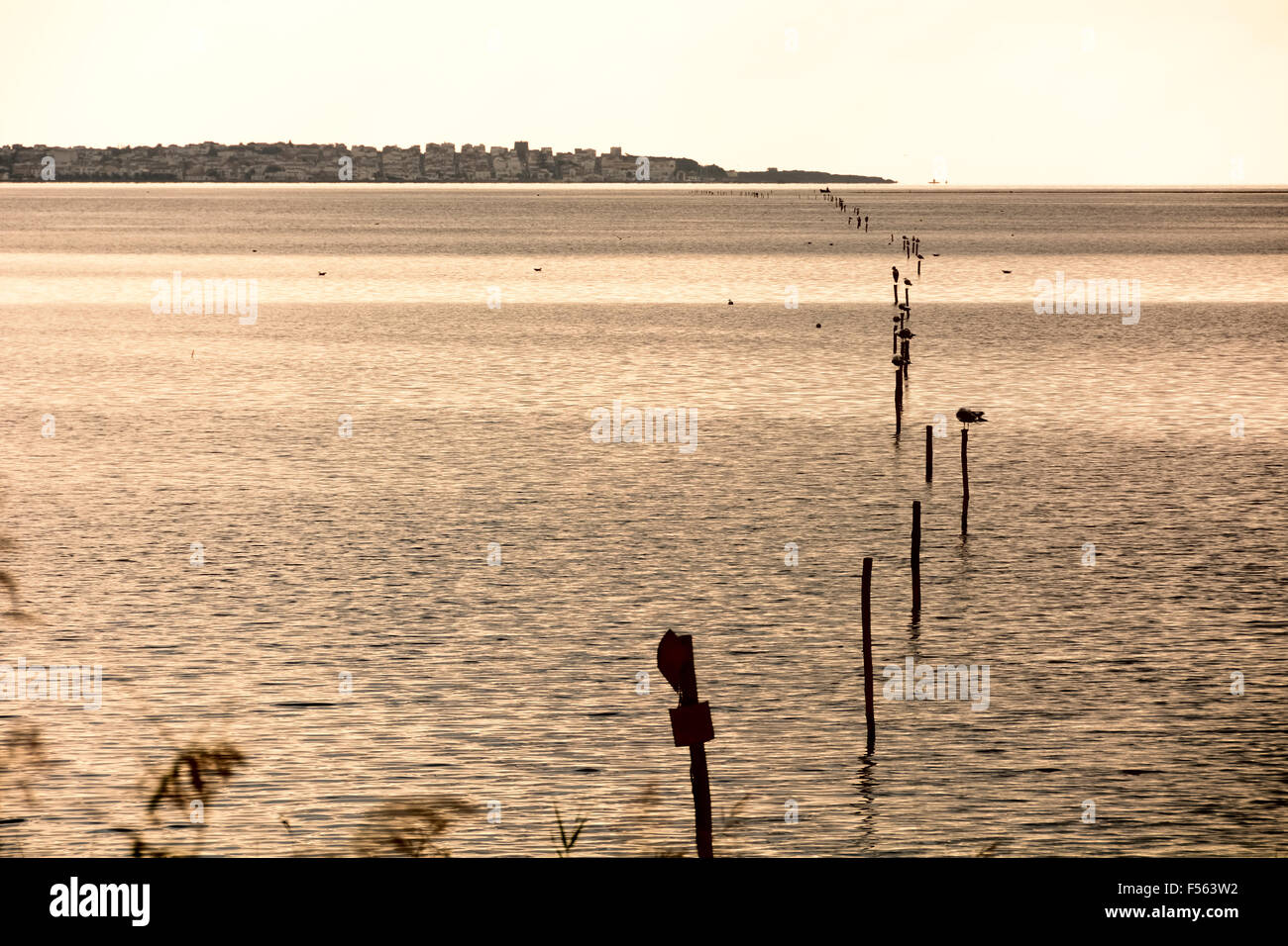 En Sardaigne, c'è un'isola minore dal nome Sant'Antioco. Visto da lontano, il piccolo paese, al tramonto dalla laguna antistante Banque D'Images