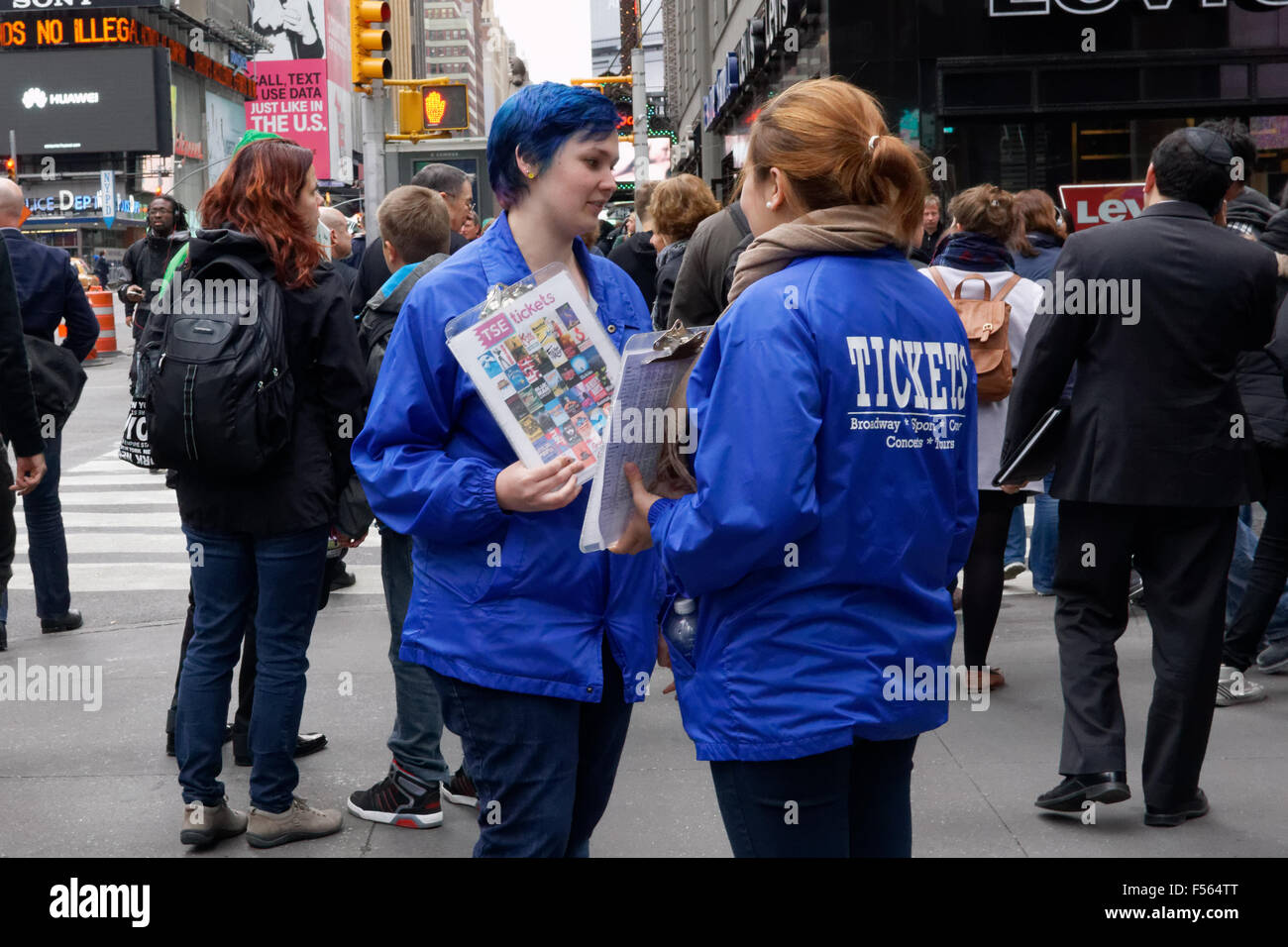 Les vendeurs de billets à Times Square, Manhattan, New York. Banque D'Images