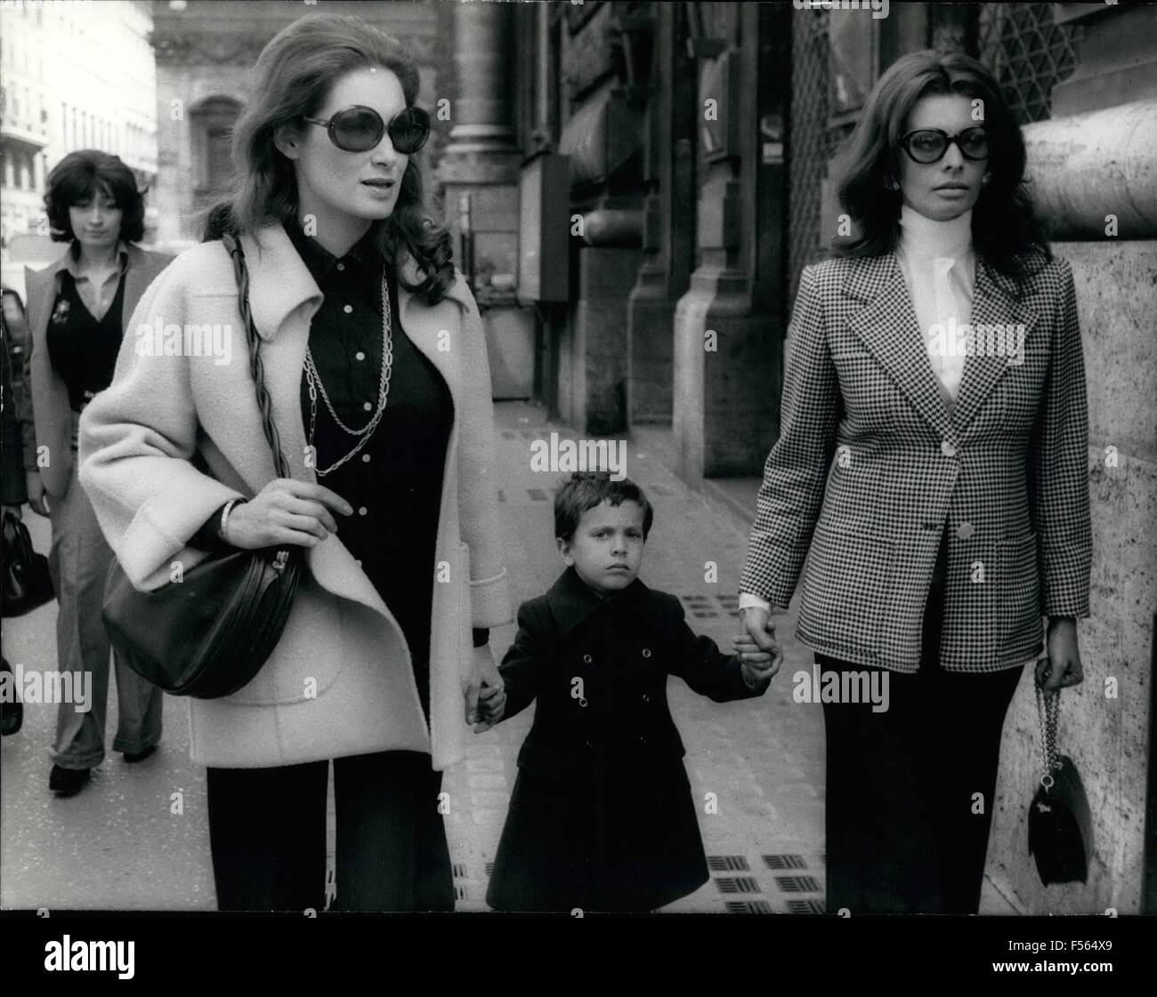 1968 - La première sortie de Sophia Loren après la naissance de son deuxième fils. Ici, elle est accompagnée de son ami l'actrice Annabella Incontrera et son premier fils Carlo Ponti jr, dit C.p. (Icip) © Keystone Photos USA/ZUMAPRESS.com/Alamy Live News Banque D'Images