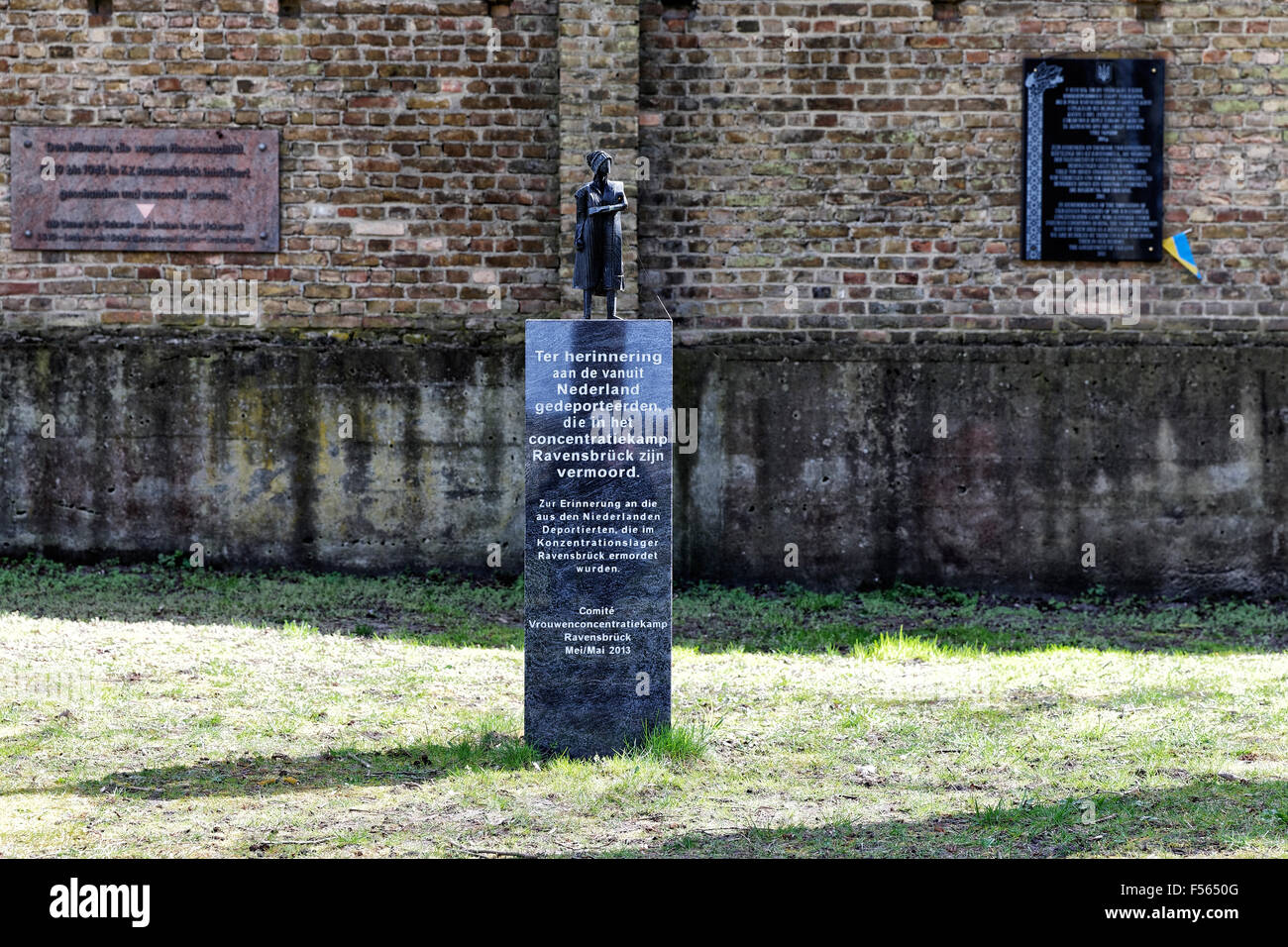 16.04.2015, Fuerstenberg (Havel), Brandebourg, Allemagne - Monument à l'emplacement de l'ancien camp de concentration de femmes à Ravensbrueck Fuerstenberg an der Havel, Allemagne dans le 1939 et 1945 des milliers et des détenus ont été torturés et assassinés, avant le camp fut libéré par l'Armée Rouge. La photo montre la pierre commémorative pour les déportés en néerlandais sur le mur extérieur Ehrenhain du camp. EJH150416D267CAROEX.JPG - pas à vendre dans la région de G E R M A N Y, A U S T R I A, S W I T Z E R L A N D [communiqué de modèle : NON APPLICABLE, DES BIENS : NON (c) agence photo caro / Heinrich, http://w Banque D'Images