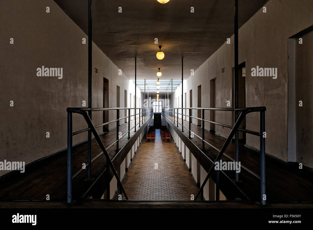 16.04.2015, Fuerstenberg (Havel), Brandebourg, Allemagne - Monument à l'emplacement de l'ancien camp de concentration de femmes à Ravensbrueck Fuerstenberg an der Havel, Allemagne dans le 1939 et 1945 des milliers et des détenus ont été torturés et assassinés, avant le camp fut libéré par l'Armée Rouge. La photo montre l'intérieur de la 1959 plusieurs fois reconstruit et réaménagé les cellules Musée digestif. EJH150416D272CAROEX.JPG - pas à vendre dans la région de G E R M A N Y, A U S T R I A, S W I T Z E R L A N D [communiqué de modèle : NON APPLICABLE, DES BIENS : NON (c) agence photo caro / Heinrich, http :// Banque D'Images