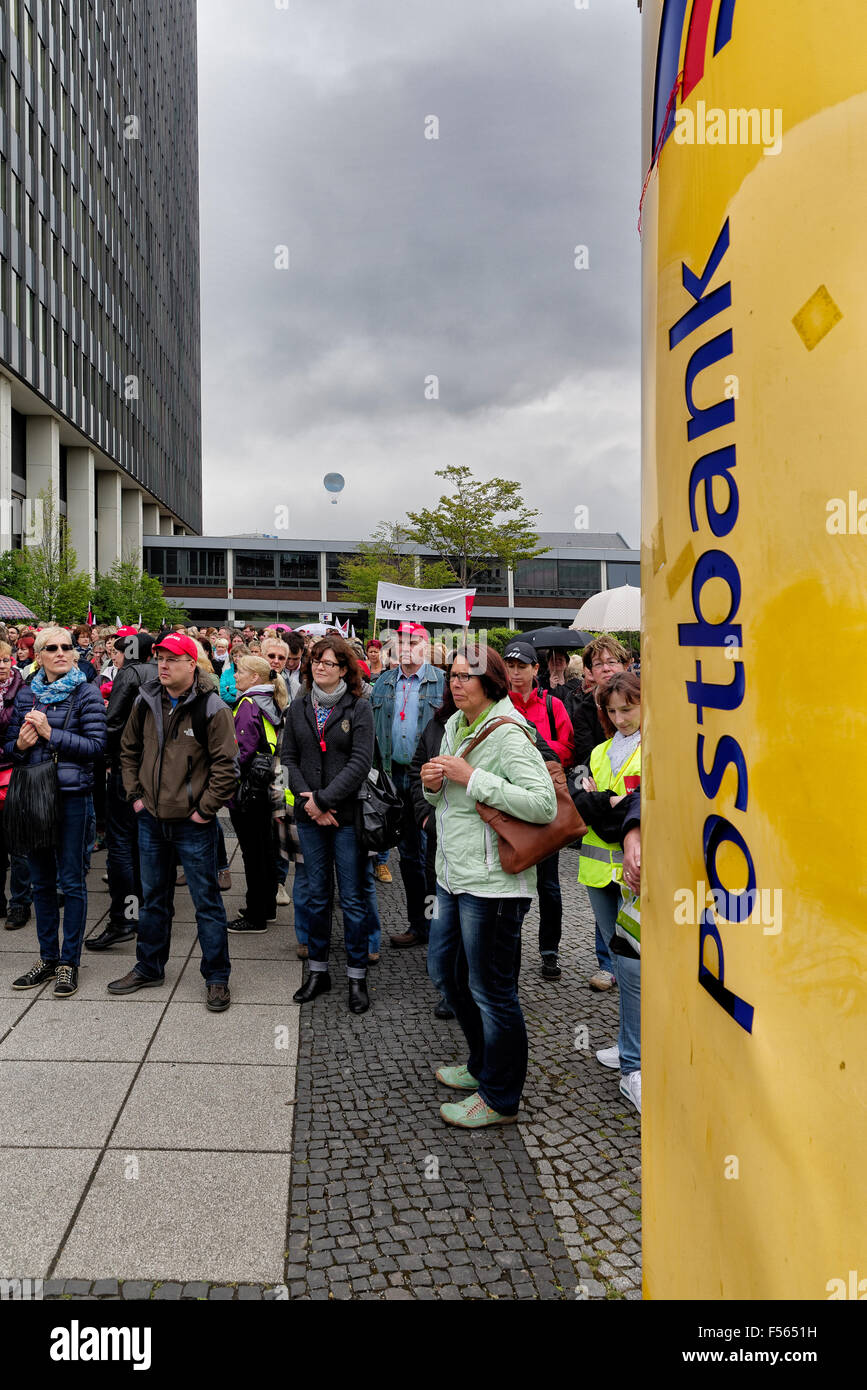 27.04.2015, Berlin, Berlin, Allemagne - avant que l'immeuble de grande hauteur du siège de Postbank Berlin Hallesches Ufer des centaines Postbank employés sont réunis pour une grève rallye, qui marque le début d'une grève de trois jours. Pour que les banquiers postal souhaitez appliquer avec l'aide de leur syndicat Verdi une meilleure protection contre le licenciement abusif. EJH150427D439CAROEX.JPG - pas à vendre dans la région de G E R M A N Y, A U S T R I A, S W I T Z E R L A N D [communiqué de modèle : Non, des biens : non (c) agence photo caro / http://www.caro-images.pl, info@carofoto.pl Heinrich, - en cas d'utilisation de l'image f Banque D'Images