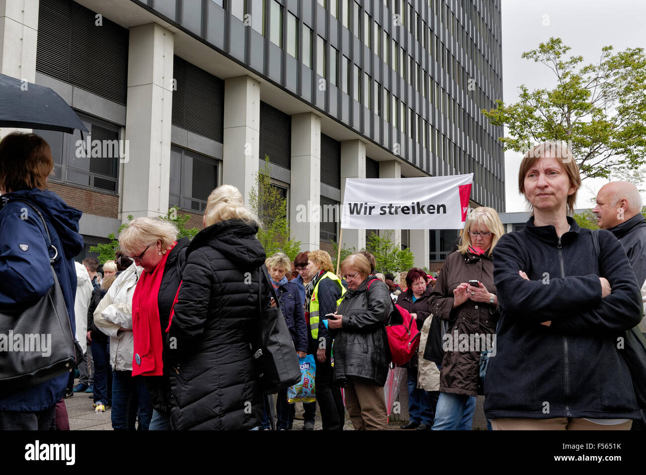 27.04.2015, Berlin, Berlin, Allemagne - avant que l'immeuble de grande hauteur du siège de Postbank Berlin Hallesches Ufer des centaines Postbank employés sont réunis pour une grève rallye, qui marque le début d'une grève de trois jours. Pour que les banquiers postal souhaitez appliquer avec l'aide de leur syndicat Verdi une meilleure protection contre le licenciement abusif. EJH150427D440CAROEX.JPG - pas à vendre dans la région de G E R M A N Y, A U S T R I A, S W I T Z E R L A N D [communiqué de modèle : Non, des biens : non (c) agence photo caro / http://www.caro-images.pl, info@carofoto.pl Heinrich, - en cas d'utilisation de l'image f Banque D'Images