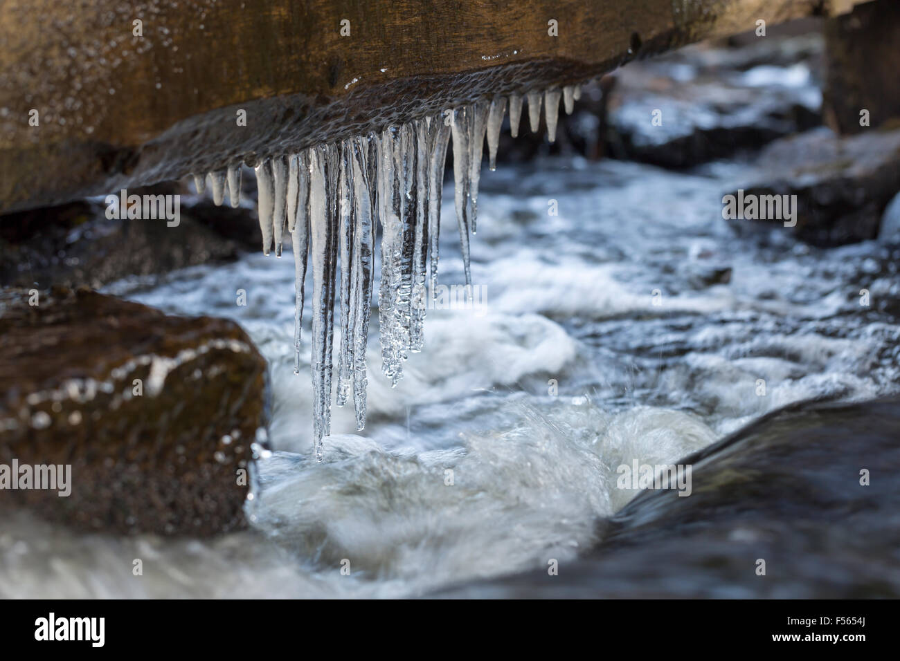 Cours d'eau avec glaçons Banque D'Images