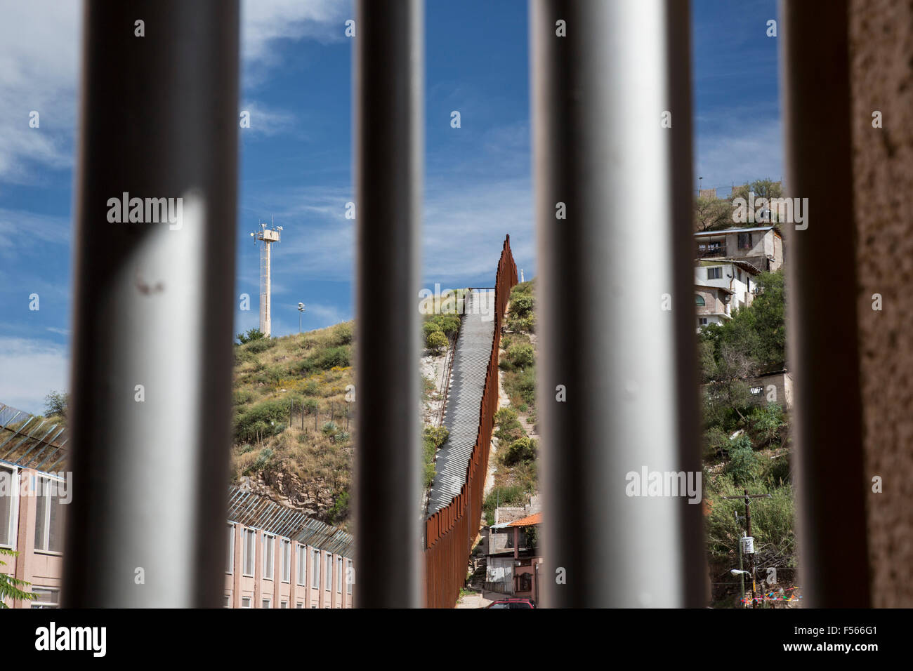 Nogales, Sonora Mexique - La frontière entre les États-Unis (à gauche) et le Mexique. Banque D'Images