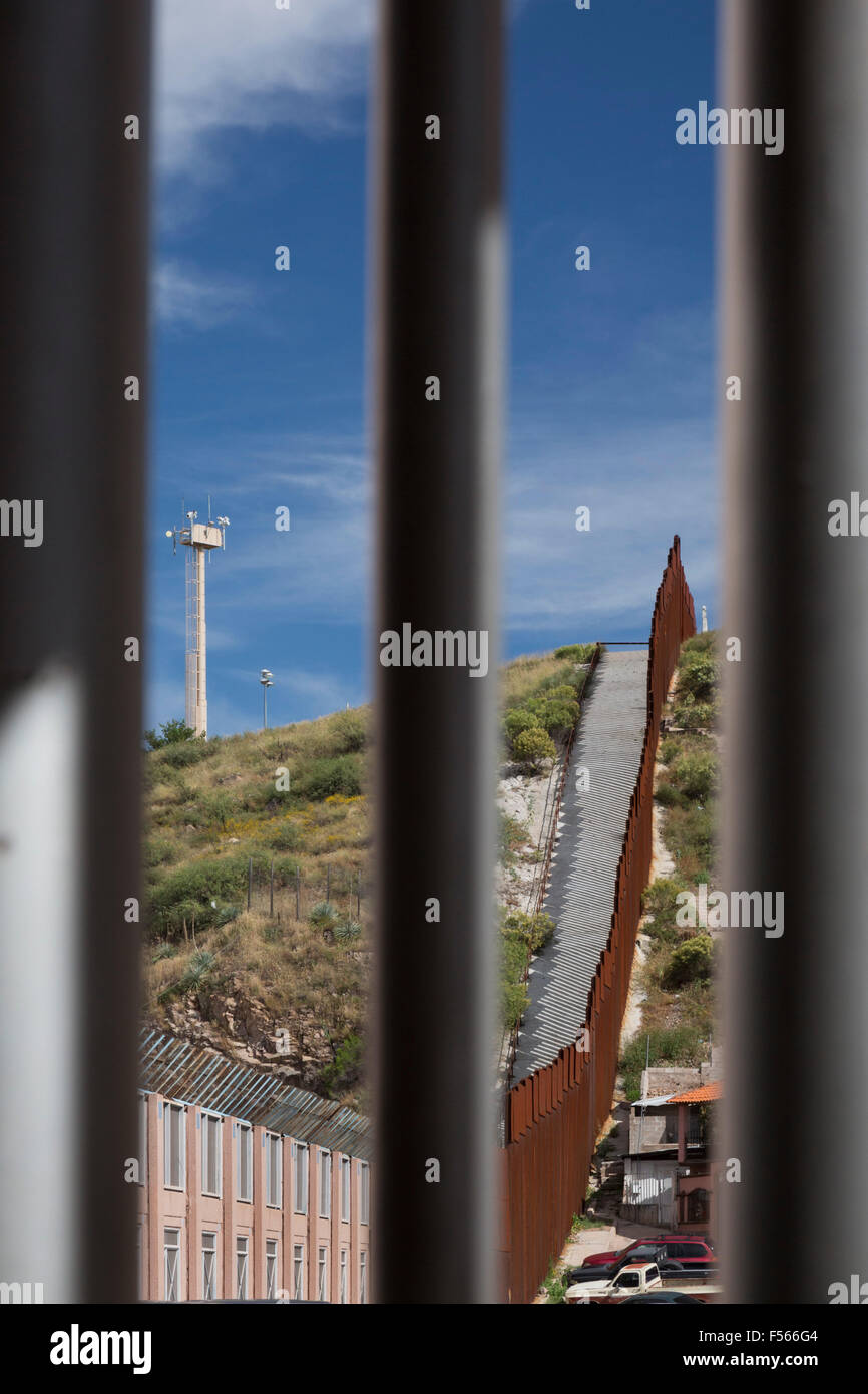 Nogales, Sonora Mexique - La frontière entre les États-Unis (à gauche) et le Mexique. Banque D'Images