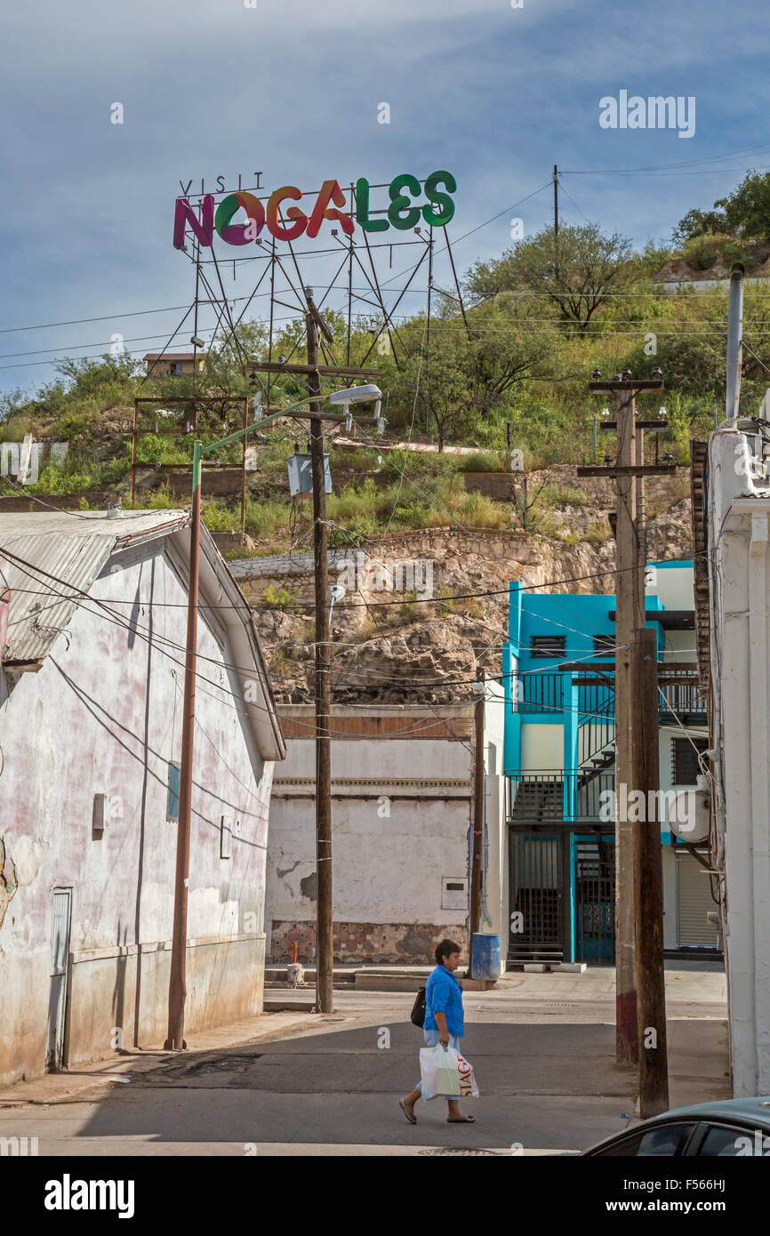 Nogales, Sonora Mexique - un signe sur une colline près de la frontière internationale invite les touristes à visiter Nogales. Banque D'Images