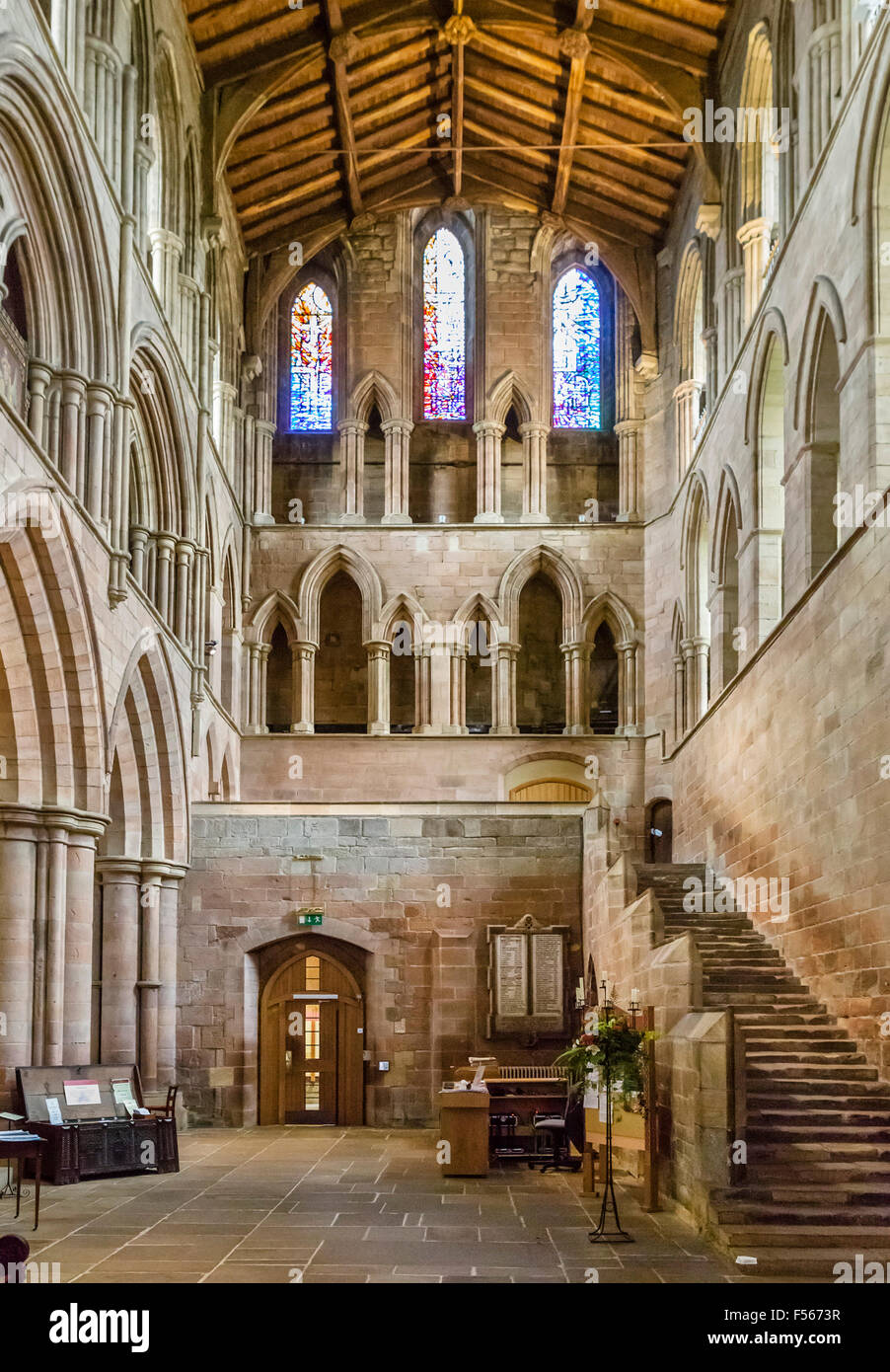 Le transept sud avec l'escalier de nuit vers la droite, abbaye de Hexham, Hexham, Northumberland, England, UK Banque D'Images