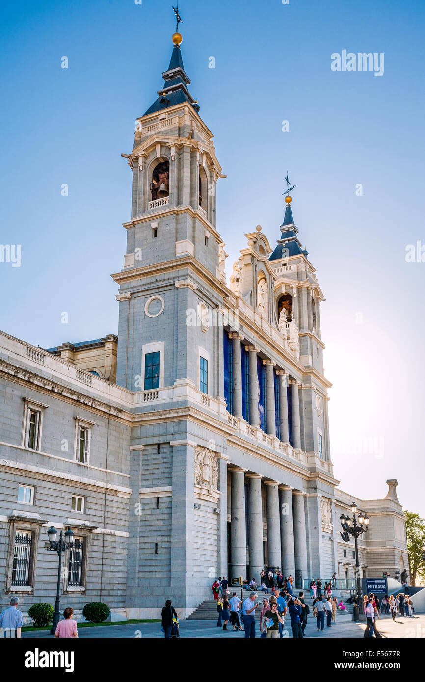 Espagne, Madrid, Centro, l'extérieur de la cathédrale principale de Madrid, Cathédrale Santa María la Real de la Almudena Banque D'Images