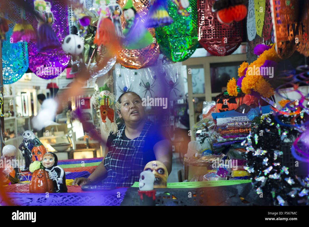 La ville de Mexico, Mexico City, MX. 28 Oct, 2015. Les mexicains se préparer pour le jour de la traditionnelle fête des morts, lorsque les familles honorer et prier pour leurs proches morts. À la Jamaïque marché aux fleurs dans la ville de Mexico, les gens achètent des fleurs et des crânes de sucre à utiliser pour des décorations traditionnelles. © Joel Alvarez/ZUMA/Alamy Fil Live News Banque D'Images