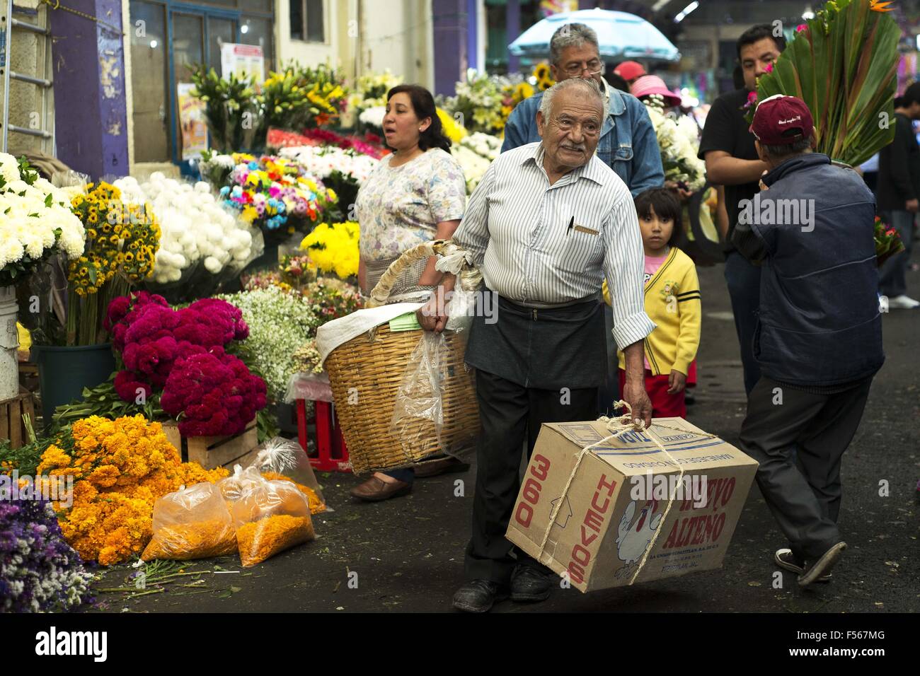 La ville de Mexico, Mexico City, MX. 28 Oct, 2015. Les mexicains se préparer pour le jour de la traditionnelle fête des morts, lorsque les familles honorer et prier pour leurs proches morts. À la Jamaïque marché aux fleurs dans la ville de Mexico, les gens achètent des fleurs et des crânes de sucre à utiliser pour des décorations traditionnelles. © Joel Alvarez/ZUMA/Alamy Fil Live News Banque D'Images