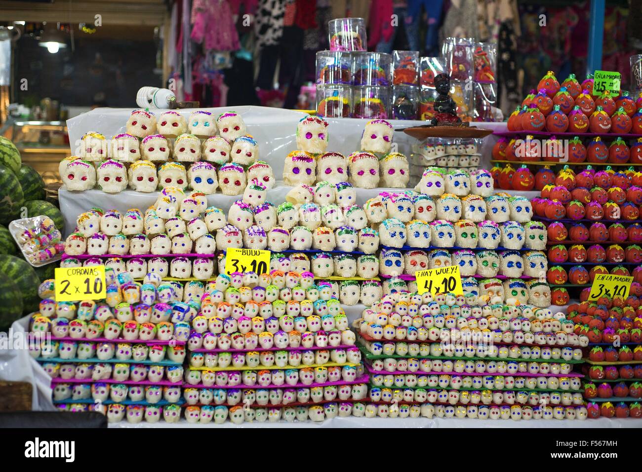 La ville de Mexico, Mexico City, MX. 28 Oct, 2015. Les mexicains se préparer pour le jour de la traditionnelle fête des morts, lorsque les familles honorer et prier pour leurs proches morts. À la Jamaïque marché aux fleurs dans la ville de Mexico, les gens achètent des fleurs et des crânes de sucre à utiliser pour des décorations traditionnelles. © Joel Alvarez/ZUMA/Alamy Fil Live News Banque D'Images