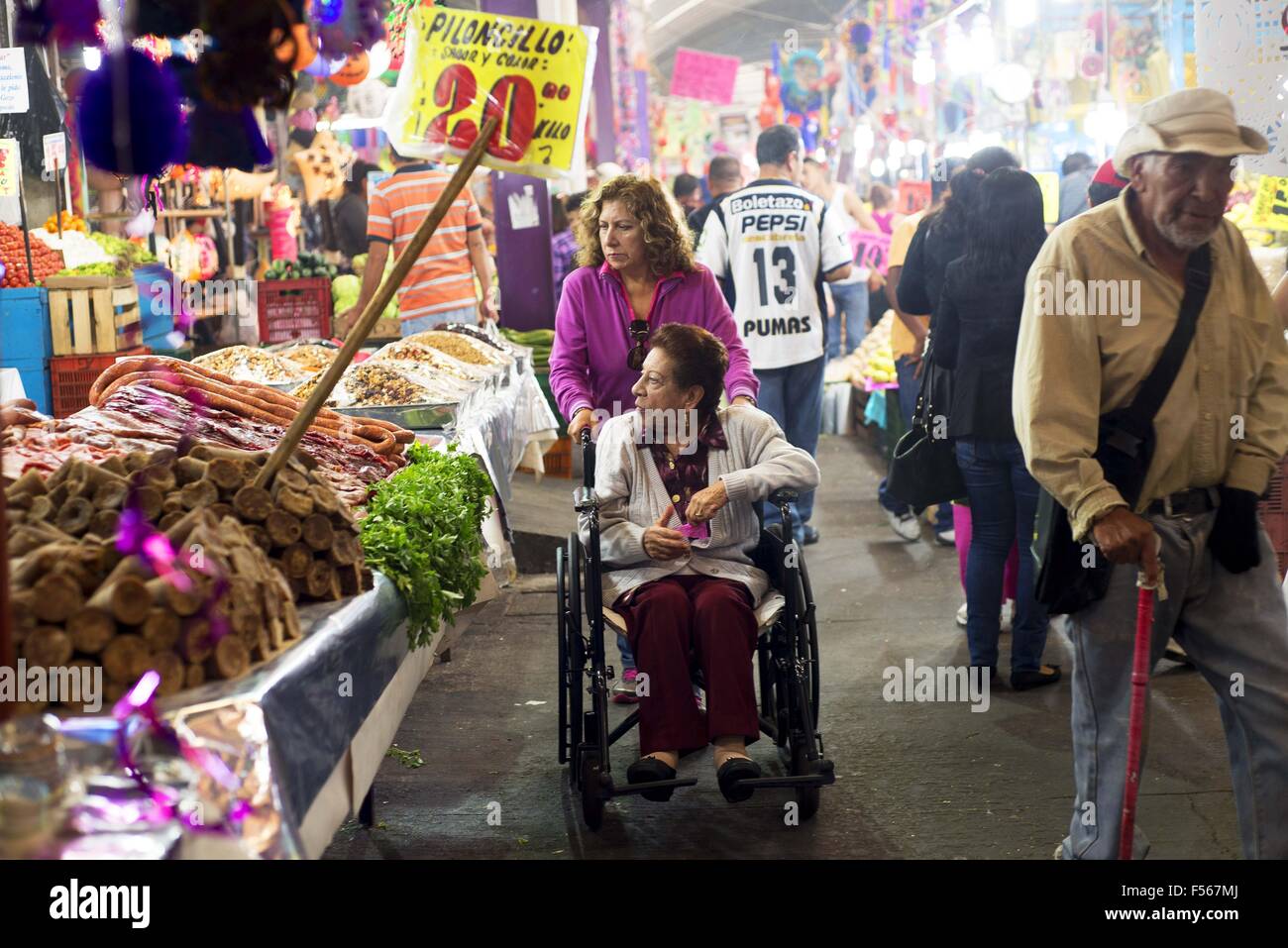 La ville de Mexico, Mexico City, MX. 28 Oct, 2015. Les mexicains se préparer pour le jour de la traditionnelle fête des morts, lorsque les familles honorer et prier pour leurs proches morts. À la Jamaïque marché aux fleurs dans la ville de Mexico, les gens achètent des fleurs et des crânes de sucre à utiliser pour des décorations traditionnelles. © Joel Alvarez/ZUMA/Alamy Fil Live News Banque D'Images