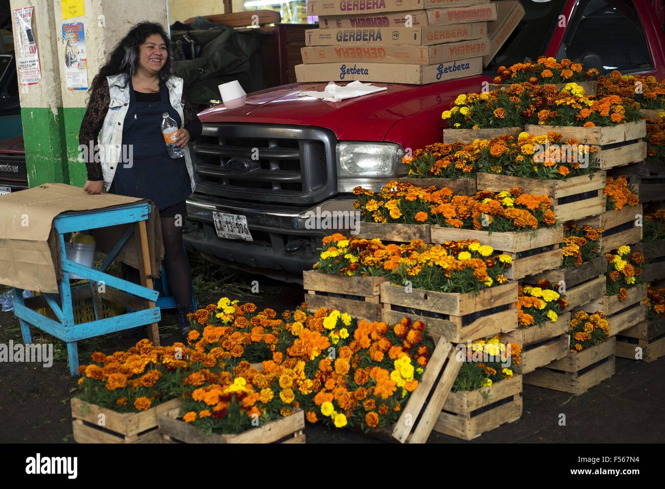 La ville de Mexico, Mexico City, MX. 28 Oct, 2015. Les mexicains se préparer pour le jour de la traditionnelle fête des morts, lorsque les familles honorer et prier pour leurs proches morts. À la Jamaïque marché aux fleurs dans la ville de Mexico, les gens achètent des fleurs et des crânes de sucre à utiliser pour des décorations traditionnelles. © Joel Alvarez/ZUMA/Alamy Fil Live News Banque D'Images