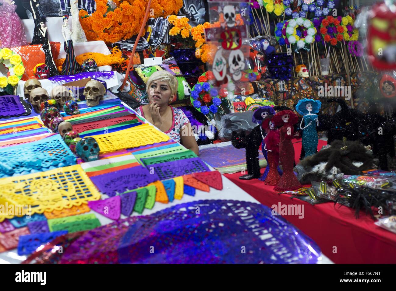 La ville de Mexico, Mexico City, MX. 28 Oct, 2015. Les mexicains se préparer pour le jour de la traditionnelle fête des morts, lorsque les familles honorer et prier pour leurs proches morts. À la Jamaïque marché aux fleurs dans la ville de Mexico, les gens achètent des fleurs et des crânes de sucre à utiliser pour des décorations traditionnelles. © Joel Alvarez/ZUMA/Alamy Fil Live News Banque D'Images