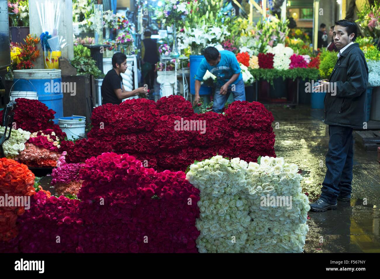 La ville de Mexico, Mexico City, MX. 28 Oct, 2015. Les mexicains se préparer pour le jour de la traditionnelle fête des morts, lorsque les familles honorer et prier pour leurs proches morts. À la Jamaïque marché aux fleurs dans la ville de Mexico, les gens achètent des fleurs et des crânes de sucre à utiliser pour des décorations traditionnelles. © Joel Alvarez/ZUMA/Alamy Fil Live News Banque D'Images