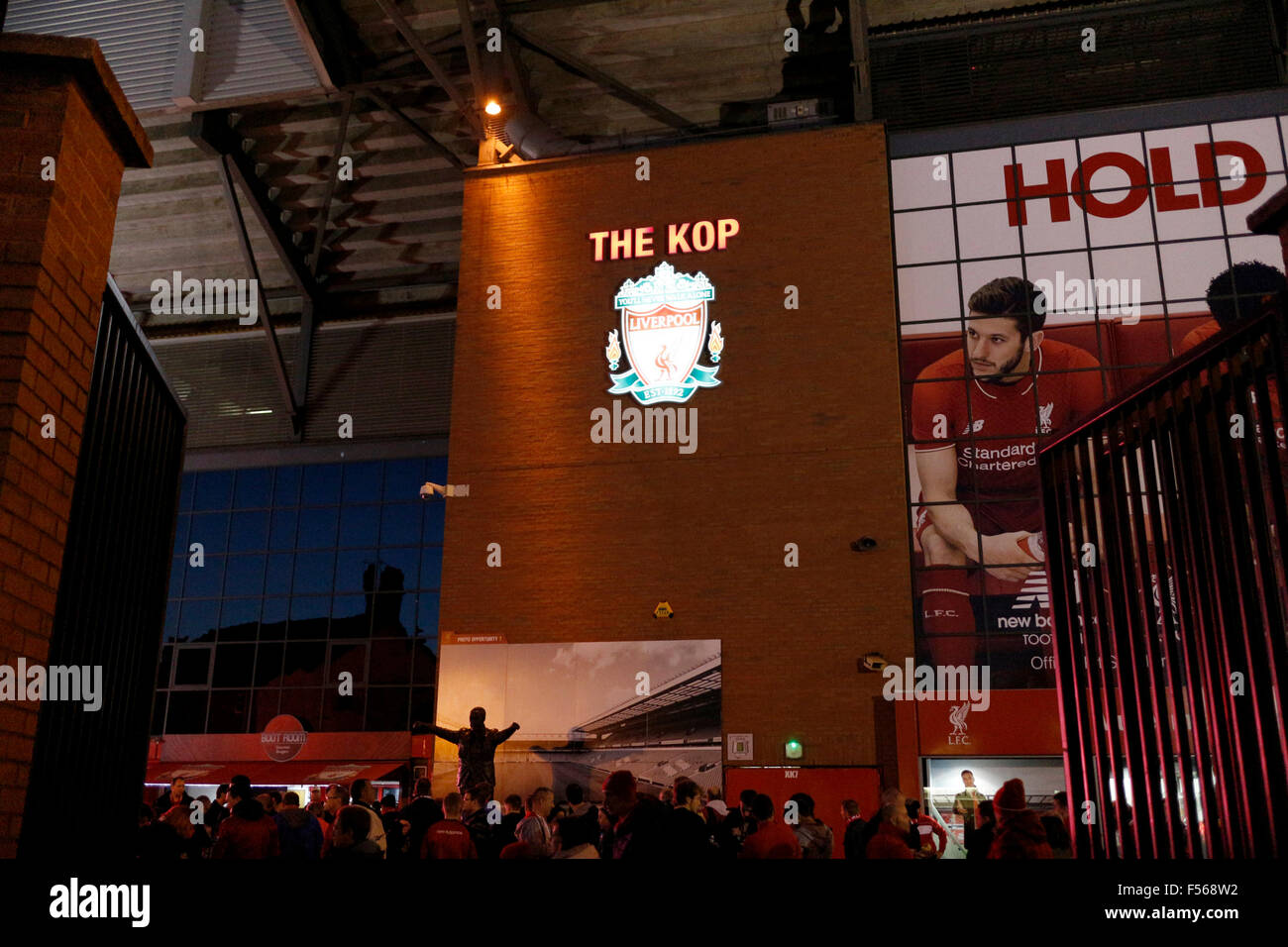 Le Liverpool FC kop debout sur un jeu nuit en Angleterre Banque D'Images