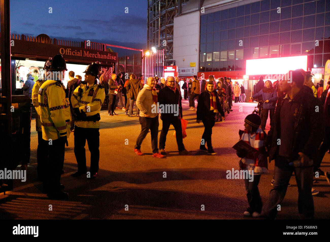 La police et les fans de Liverpool FC kop debout sur un jeu nuit en Angleterre Banque D'Images