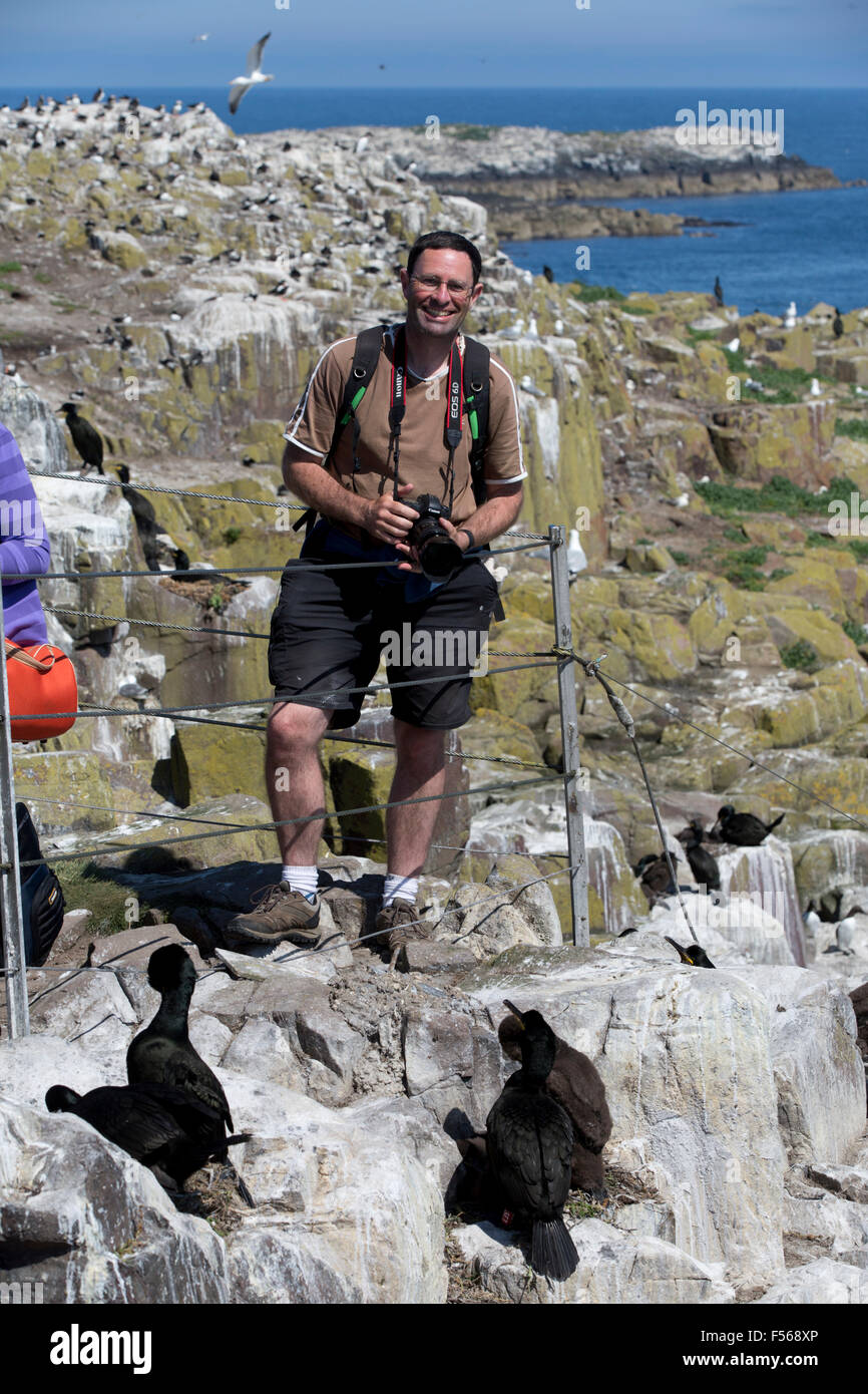 Inner Farne ; Photographe ; avec les cormorans mouchetés ; Northumberland ; UK Banque D'Images