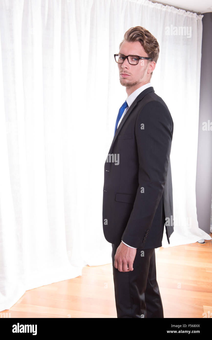 Smart Portrait jeune homme en costume et cravate Banque D'Images