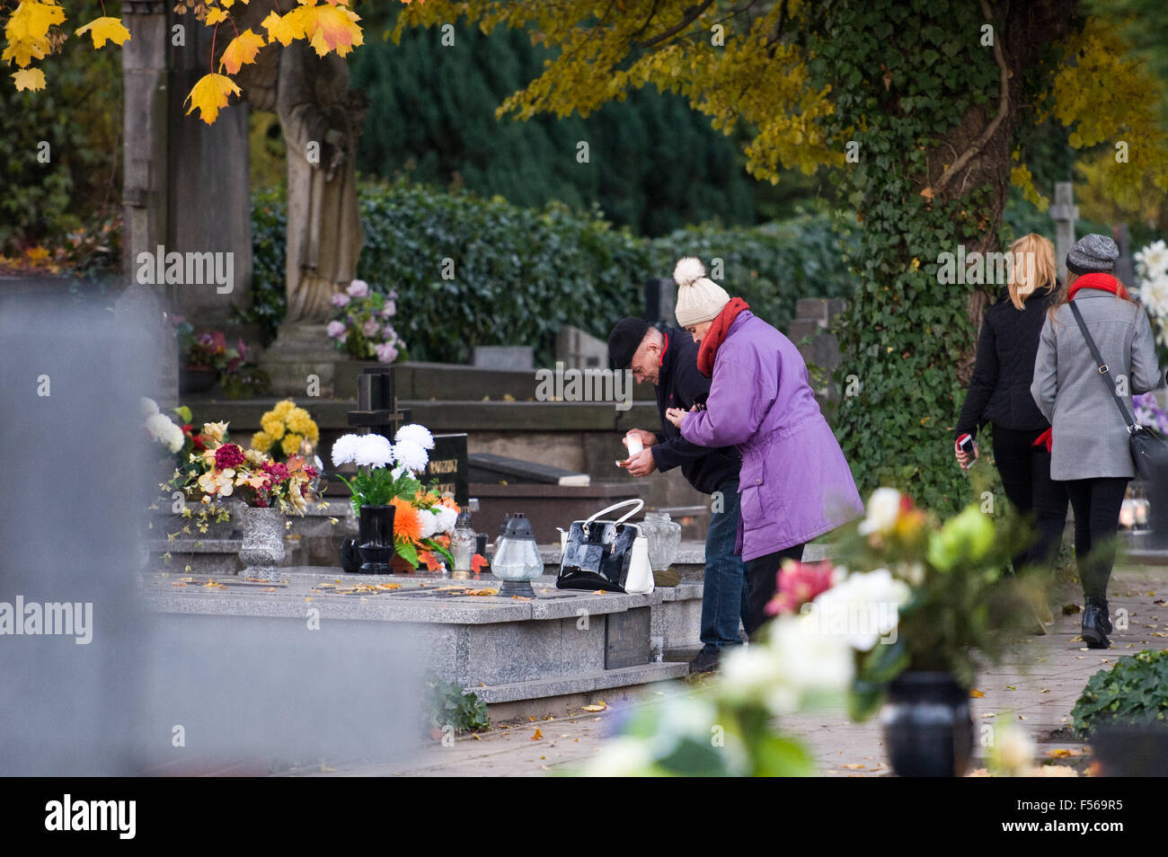 Wielun, Pologne. 28 octobre, 2015. Vu les bougies de la foudre dans le cadre des préparatifs pour célébrer la Toussaint catholique au 1er novembre. Banque D'Images