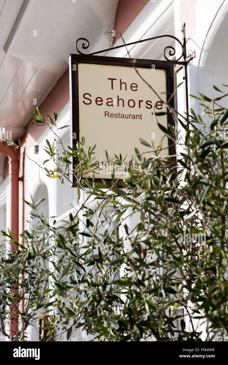 Restaurant sign pour l'hippocampe dans le populaire quartier foodie Devon Dartmouth ville avec un olivier en face de c Banque D'Images