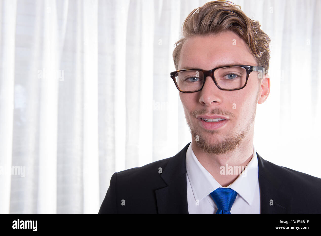 Portrait jeune homme d'affaires en costume et cravate Banque D'Images