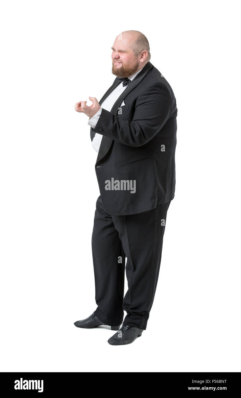 Jolly Fat Man in Tuxedo and Bow tie montre des émotions, sur fond blanc Banque D'Images