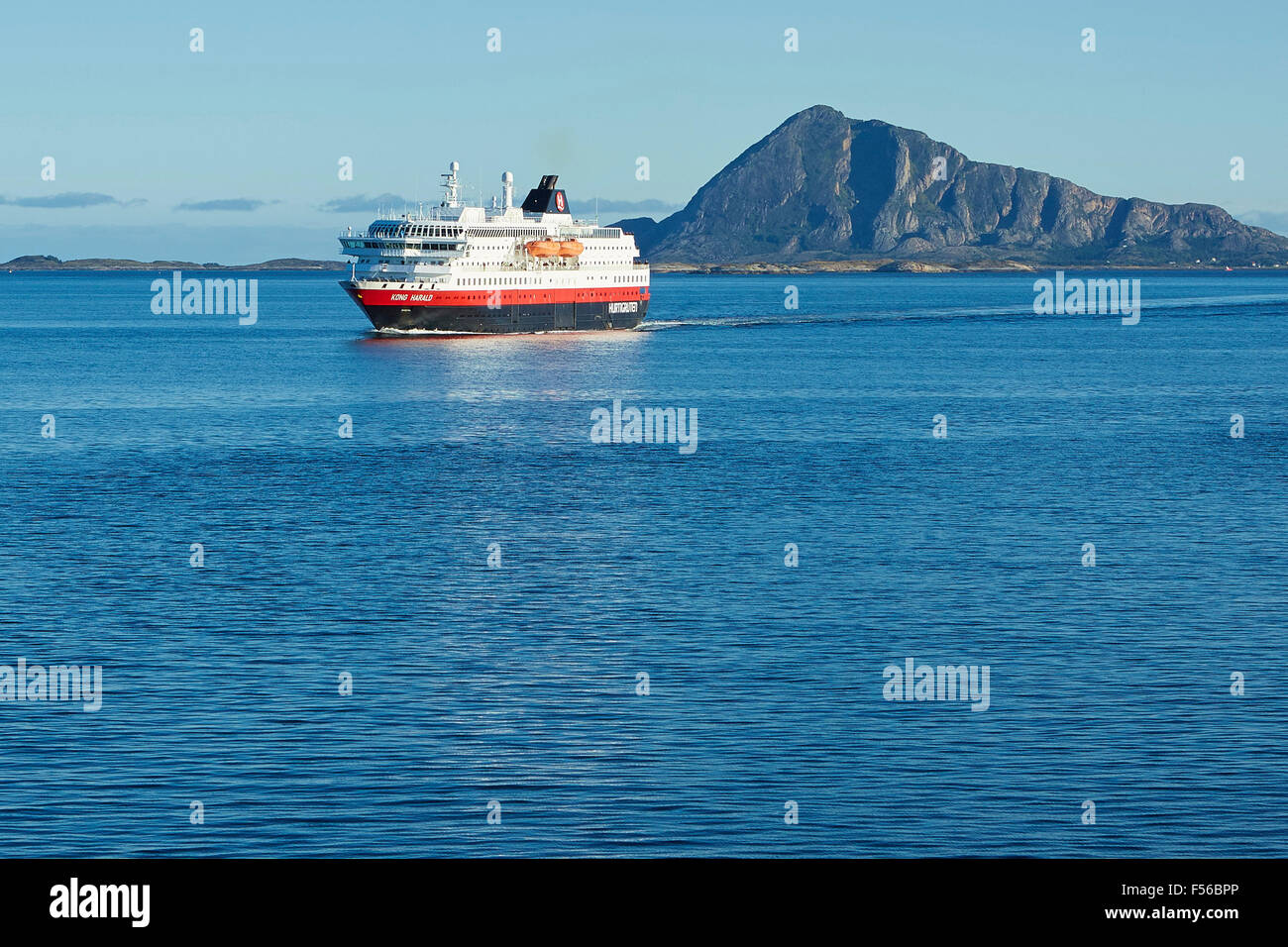 Norwegian Hurtigruten Ferry, MS Kong Harald, Sailing South, bien au-dessus du cercle arctique. Banque D'Images